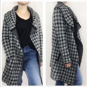 Tahari Gray Houndstooth Coat